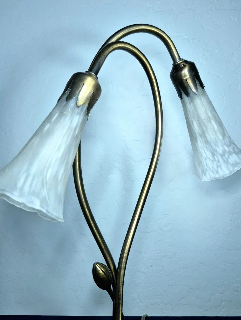 Vintage Tiffany Style 2-Light Pond Lily Table Lamp White Frosted Glass